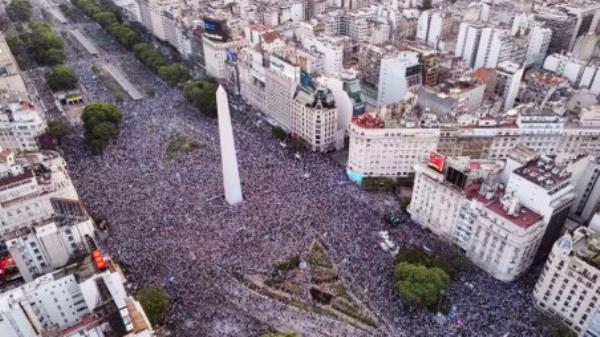 成千上万的人涌入布宜诺斯艾利斯的街道，因为阿根廷队进入了世界杯决赛