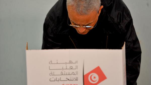 突尼斯人拒绝为没有权力的新议会投票