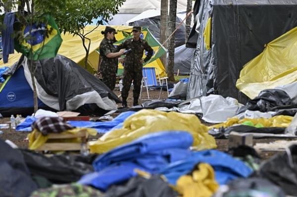 巴西总统卢拉抨击“恐怖袭击”，警察聚集在博尔索纳罗支持者的营地