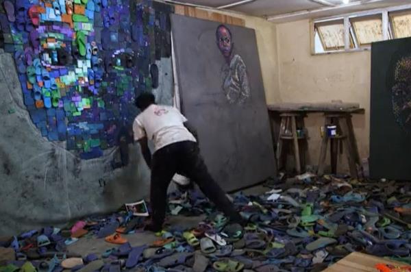 尼日利亚一位环保艺术家将塑料人字拖变成了肖像画